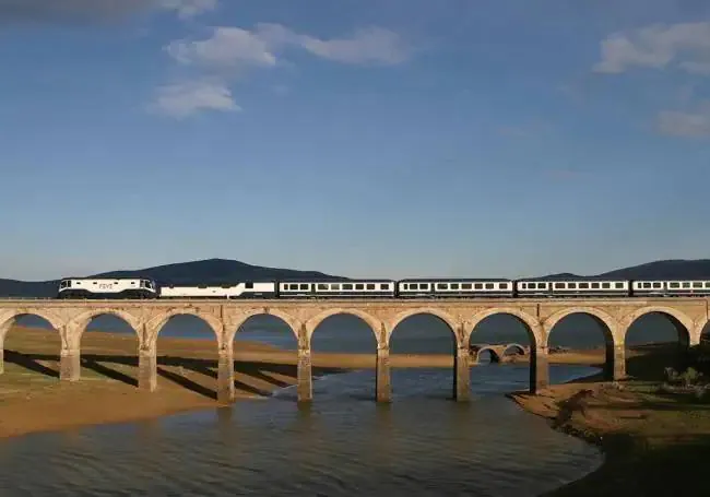 Convoy del Transcantábrico cruza el viaducto del pantano de Arija, entre Burgos y Cantabria.